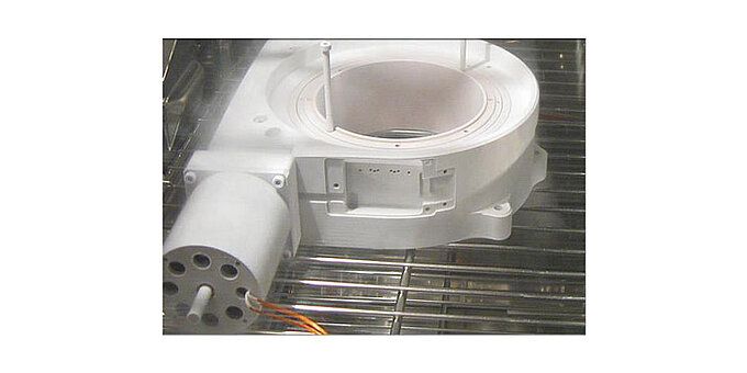 恒温槽内で低温試験を受ける精密位置決めステージ