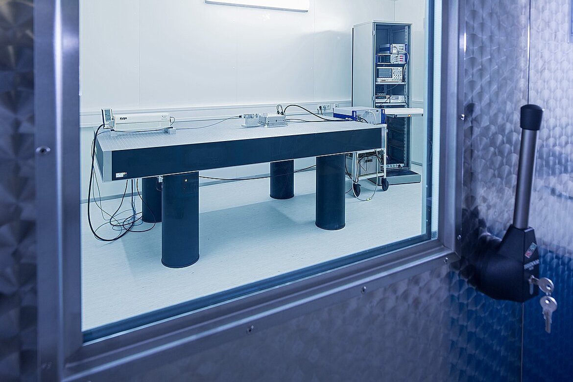 精密計測ラボ、クリーンルーム環境の除振光学テーブル