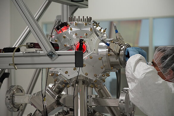 PI クリーンルーム真空チャンバーアセンブリ（圧電位置決めステージ搭載）。UHV環境に適した清浄な全金属構造