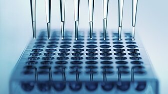 PIC piezo valve system for precision dosing with sub-nanoliter volume control