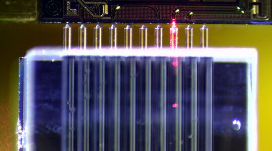 SmarAct fiber array to chip alignment system for photonic packaging