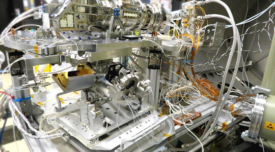 SmarAct interferometer-controlled 6D motion system for spectrometer calibration