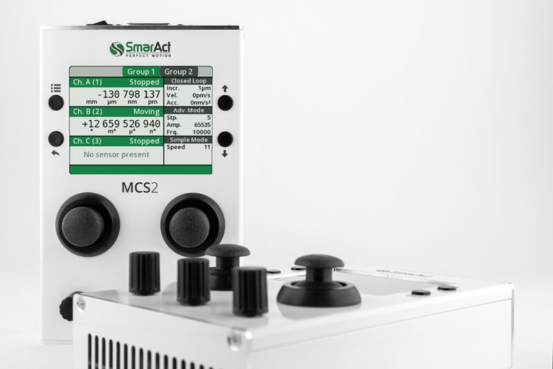SmarAct MCS2多チャネルピエゾモータコントローラ、3軸ナノメートル分解能のクローズドループ位置フィードバック表示